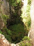 ... und am Fu&szlig; Eingang in eine H&ouml;hle